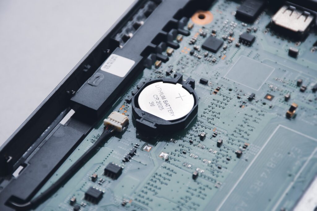 ノートパソコンにボタン電池が入っているのを知っていますか？｜日付がずれる・起動しない原因になる「CMOS電池」の話